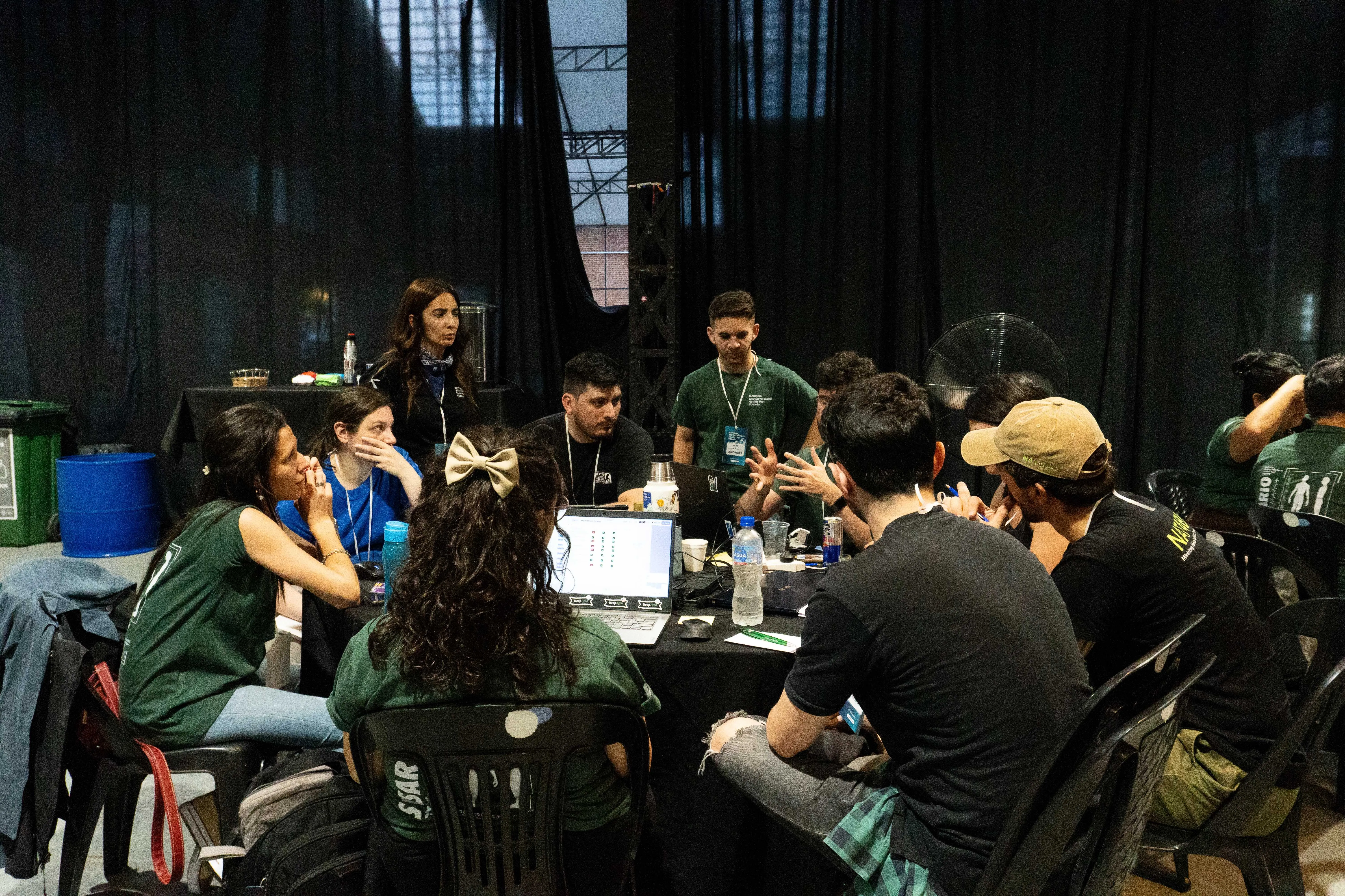 Equipo de ORBE trabajando con mentores durante Startup Weekend Rosario 2025